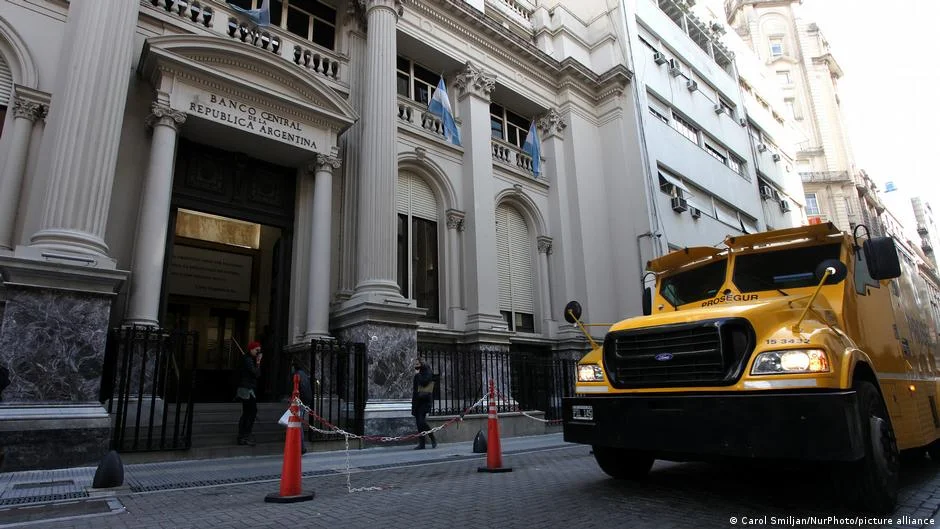 Milei habilita al Tesoro para endeudarse y enfrenta críticas de economistas locales