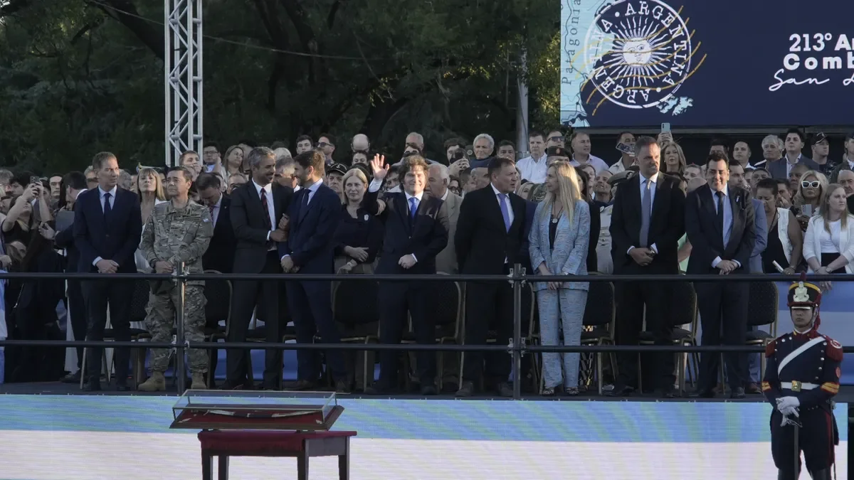 Milei se acerca a los vecinos de San Lorenzo en un acto sin protocolo y distanciado de Pullaro