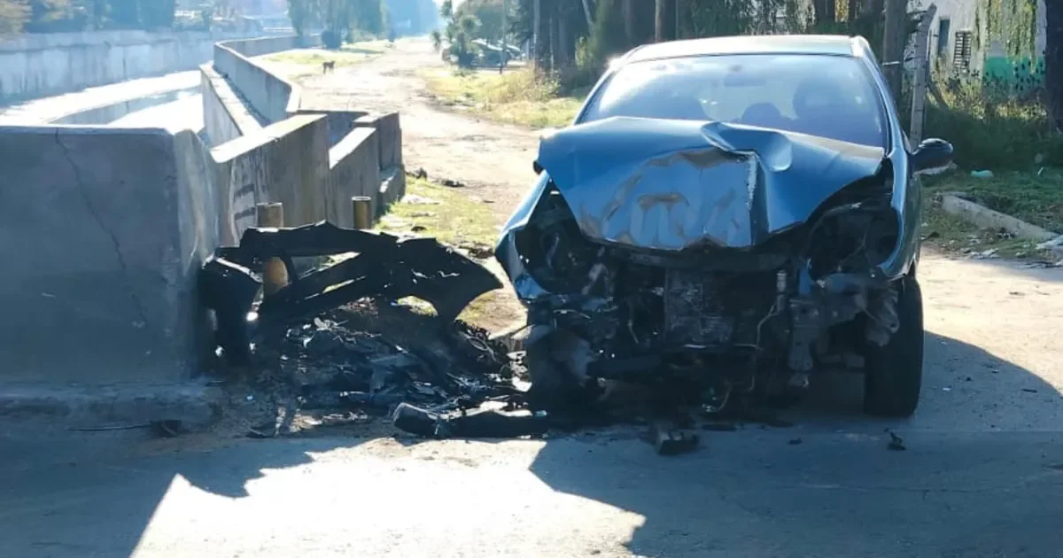 Misterio en La Plata: un auto choca contra un puente y no hay rastros de ocupantes