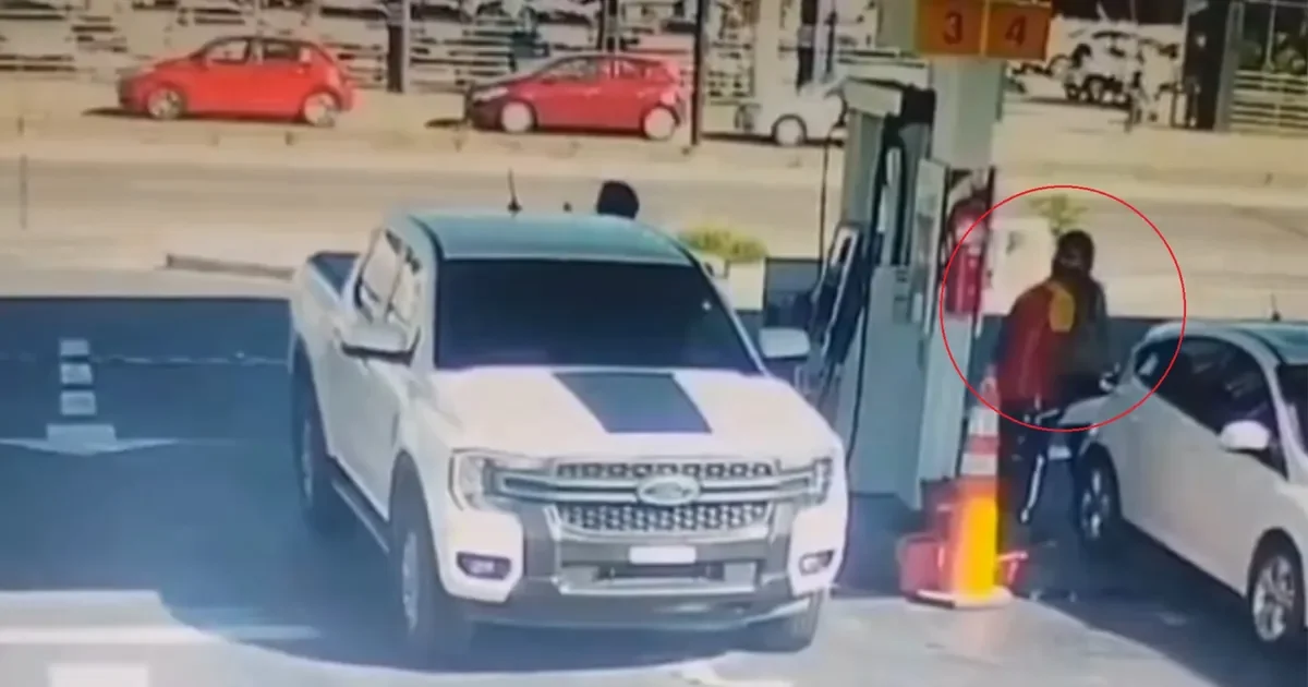 Motochorros asaltan estación de servicio en La Plata: el video que los delata
