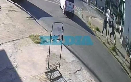 Motochorros desatan el caos en pleno centro de La Plata con un ataque violento