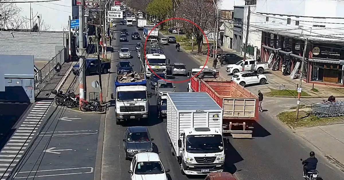 Motociclista accidentado en La Plata: un camión lo esquiva por poco en el incidente
