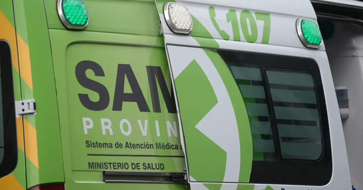 Motociclista atropella a joven en La Plata: vecinos reaccionan con furia y lo enfrentan