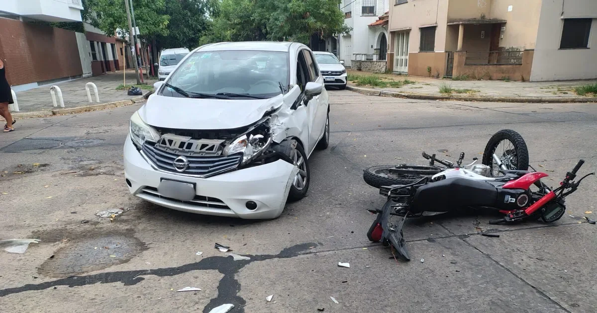Motociclista de 19 años en estado crítico tras choque con auto en La Plata