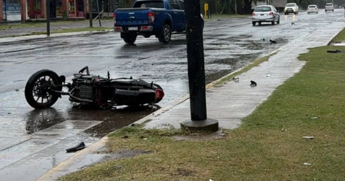 Motociclista en estado crítico tras accidente en La Plata: familiares piden ayuda
