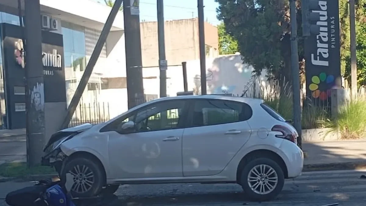 Motociclista en estado crítico tras triple choque en City Bell, vecinos preocupados