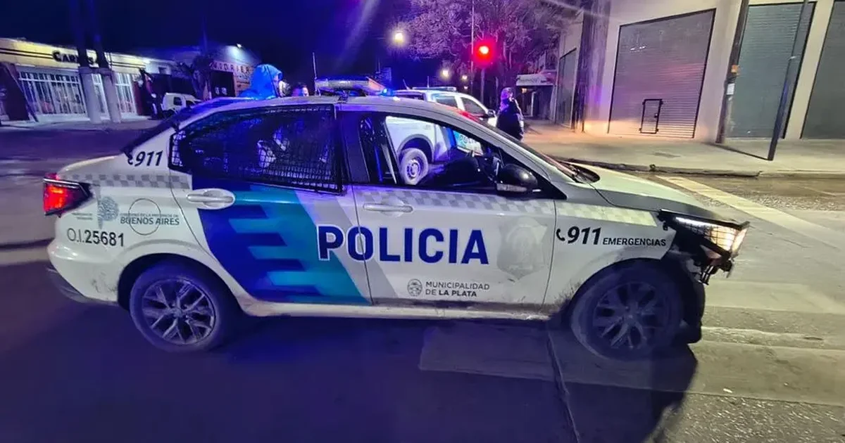 Motociclista escapa de control en La Plata y colisiona con patrullero en la fuga