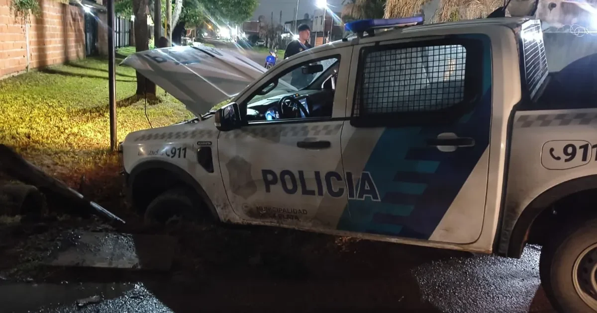 Motociclista escapa tras persecución en La Plata: patrullero termina en zanja