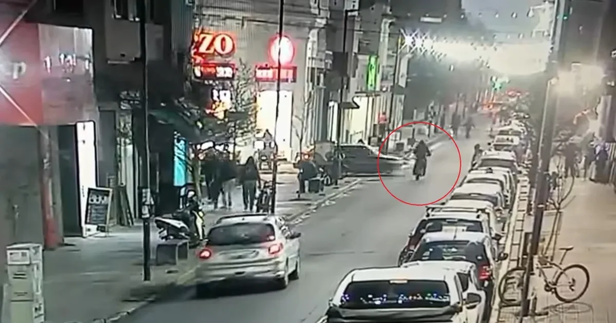 Motociclista gravemente herido tras choque con auto en pleno centro de Ensenada
