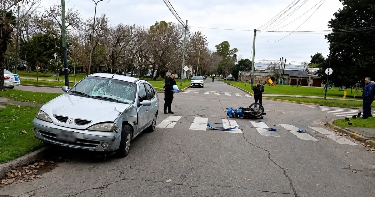 Mujer hospitalizada tras grave accidente entre moto y auto en La Plata