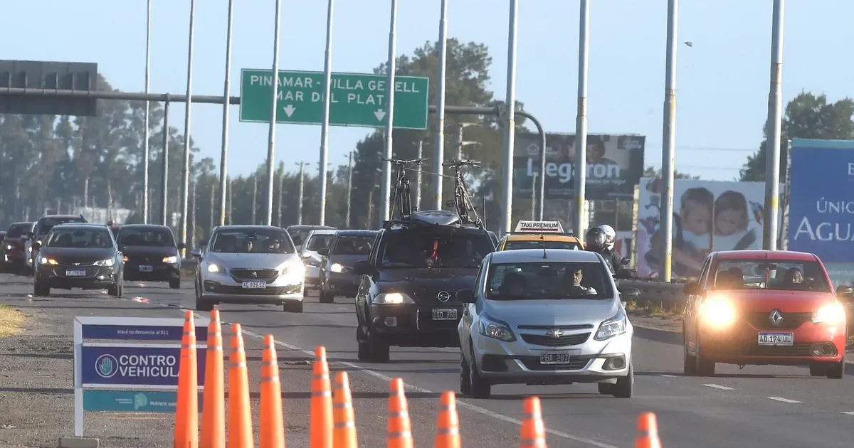 Multas de tránsito en Buenos Aires: cruzar el semáforo en rojo ahora cuesta casi $1 millón