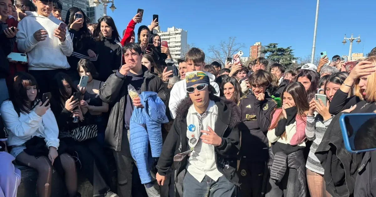 Multitudinaria competencia de "farmear aura" en Plaza Moreno: un evento que une a los jóvenes de La Plata