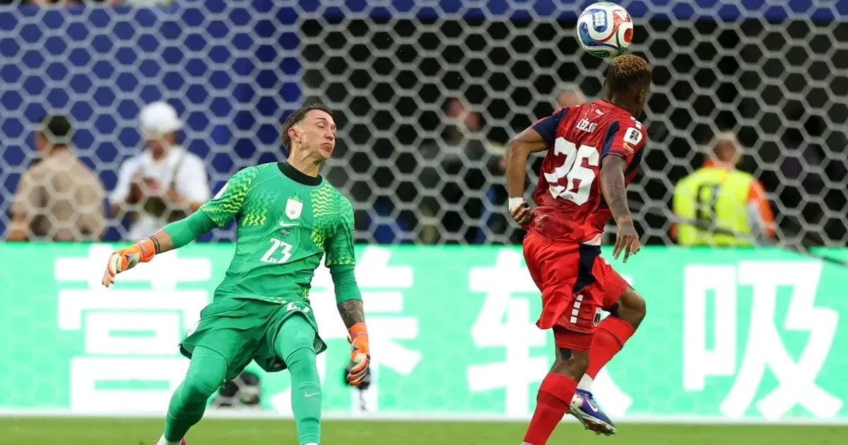 Muslera reflexiona sobre sus errores en el empate de Uruguay contra Cabo Verde