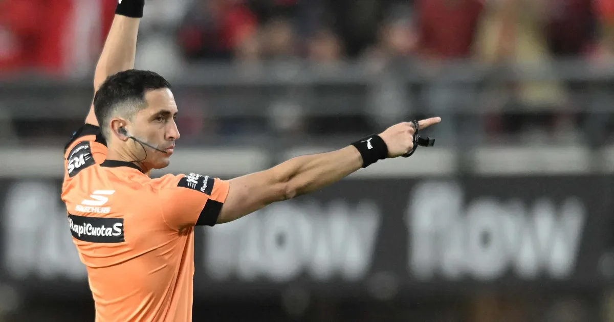 Nazareno Arasa, árbitro polémico, vuelve a la mira de los hinchas de Estudiantes