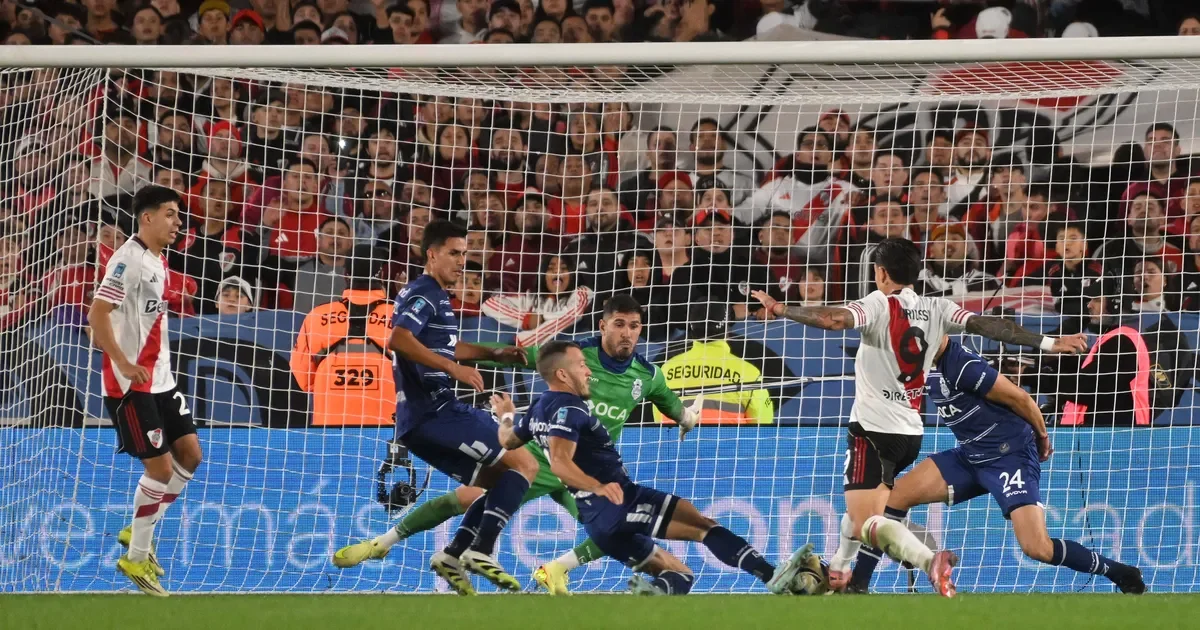 Nelson Insfrán sufre su primera derrota: Gimnasia cae ante River en el Monumental