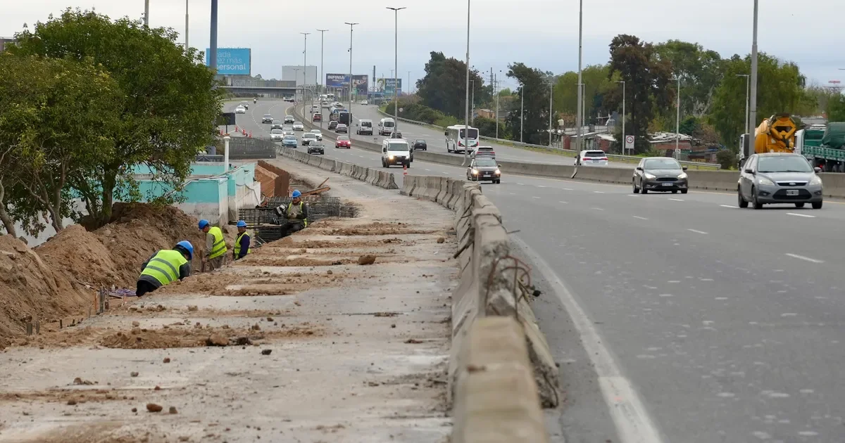 Obras del cuarto carril en la Autopista La Plata-Buenos Aires mejorarán el tránsito para los vecinos de Ensenada y La Plata.