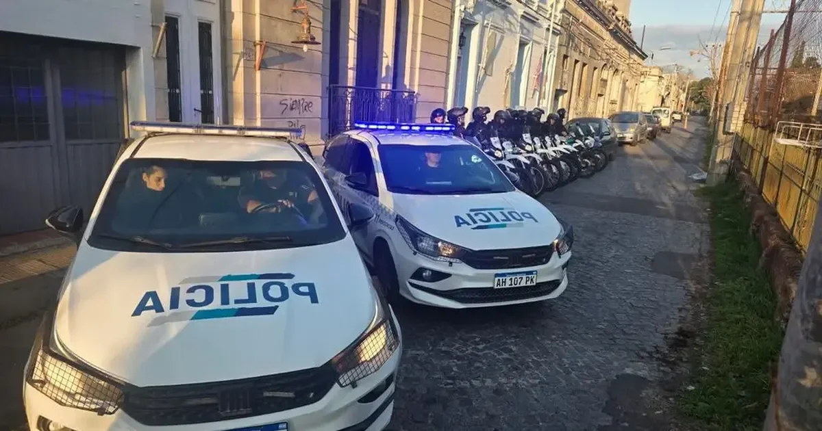 Operativo en Tolosa: seis detenidos y múltiples motos incautadas en la intervención.