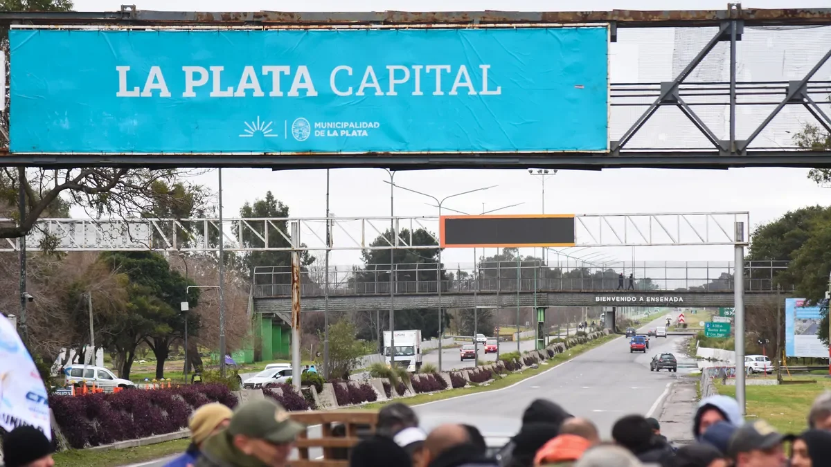 Paro de la CGT provoca corte total en la Autopista Buenos Aires-La Plata, afectando a miles de automovilistas