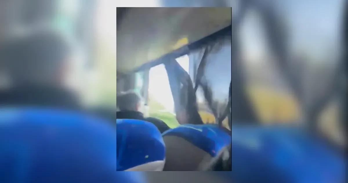 Pasajera herida tras ataque a piedrazos a un micro en la Autopista La Plata-Buenos Aires