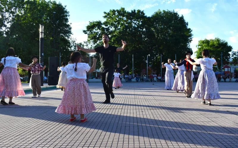 Patio de folklore en el edificio Malvinas