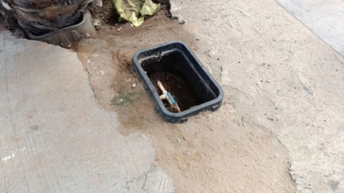 Peatones en peligro: acera de Espinoza requiere urgente intervención municipal