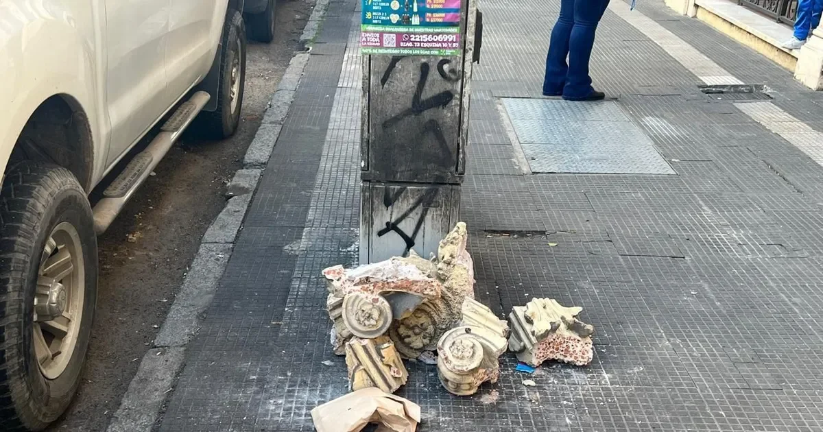 Peligro en el centro de La Plata: mampostería caída cerca de una escuela afecta a los vecinos