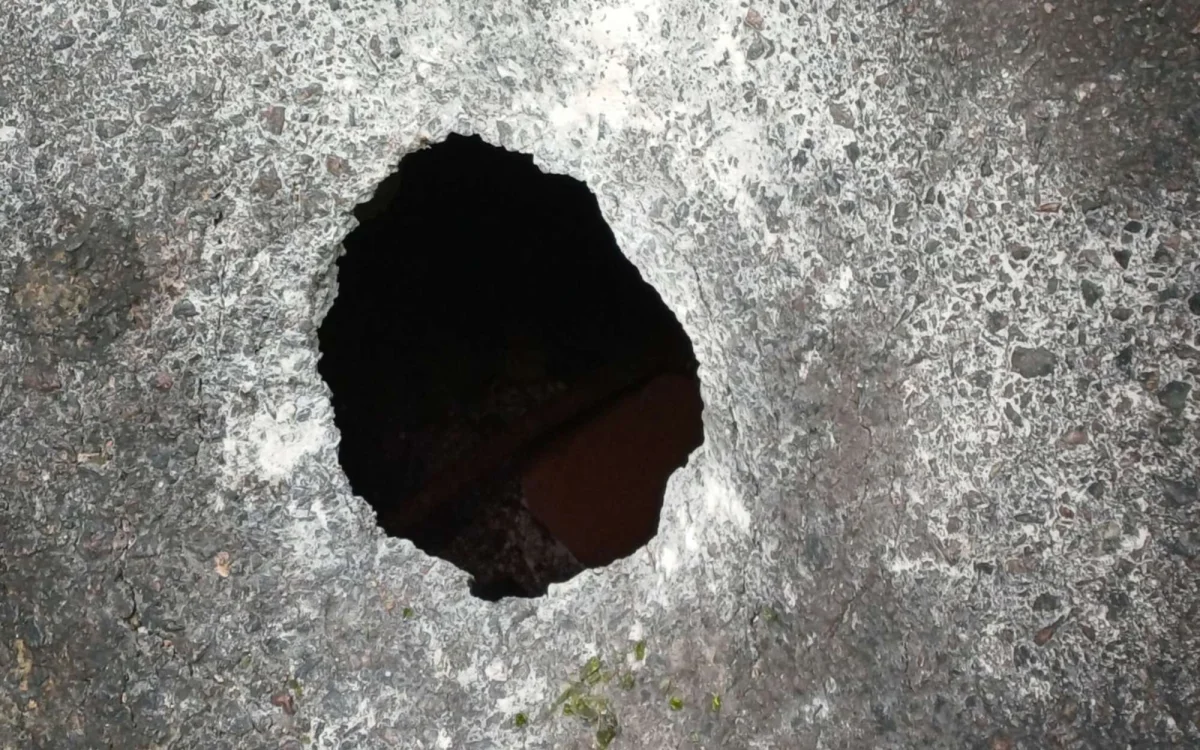 Peligro en La Plata: un pozo profundo genera preocupación entre los conductores