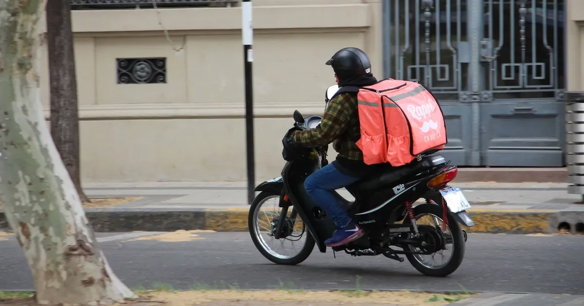 Persecución en Berisso: un repartidor detenido con cocaína en su mochila