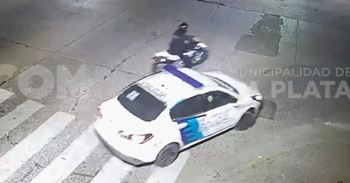 Persecución en La Plata: tres detenidos y una camioneta Hilux termina en zanja