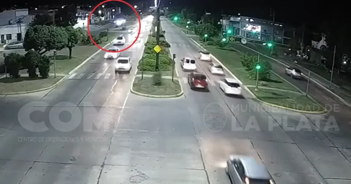 Persecución policial en La Plata culmina en choque y tres detenidos en pleno centro