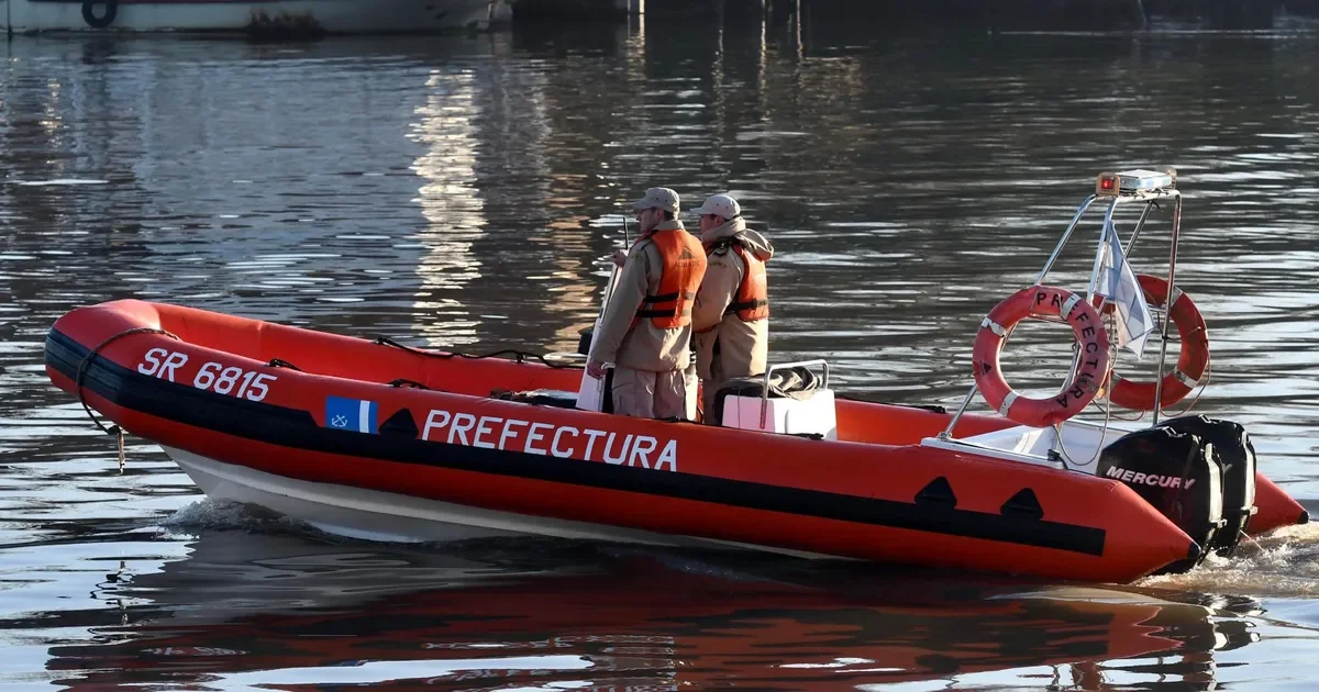 Pescadores alertan sobre un cuerpo en el Río de la Plata y esperan respuesta de Prefectura