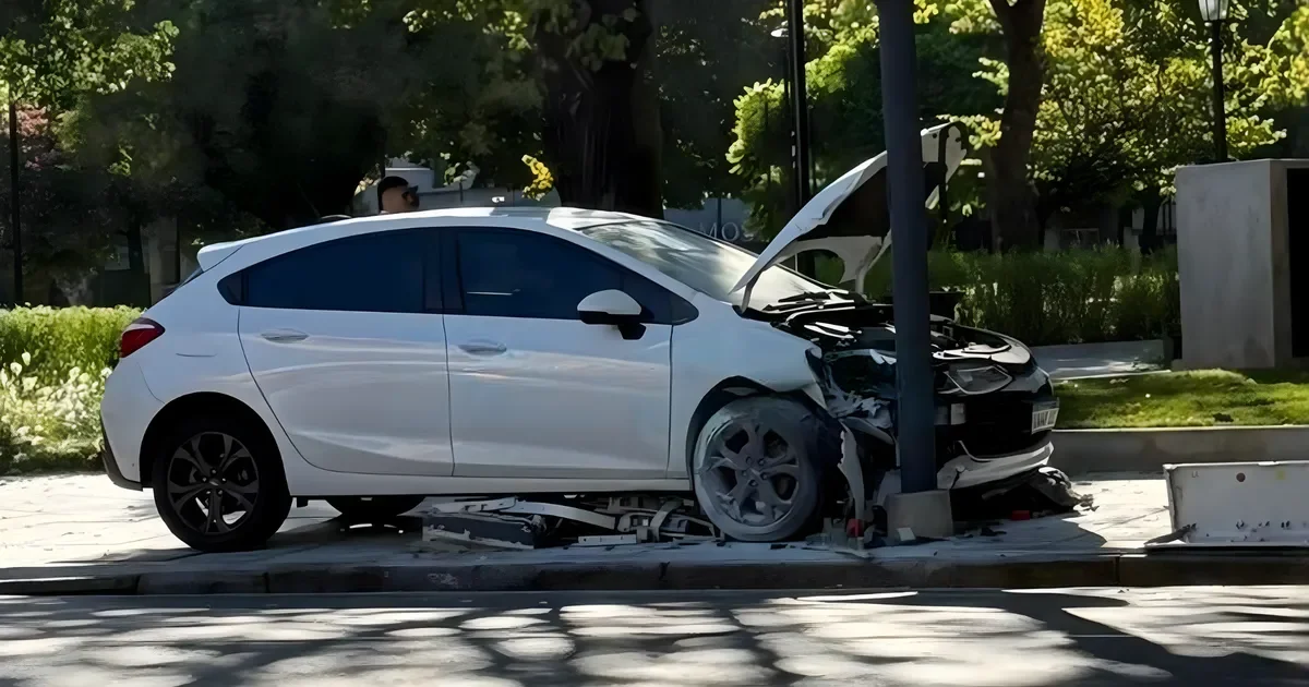 Plaza Italia en peligro: un auto se sube a la vereda y choca contra un poste de luz