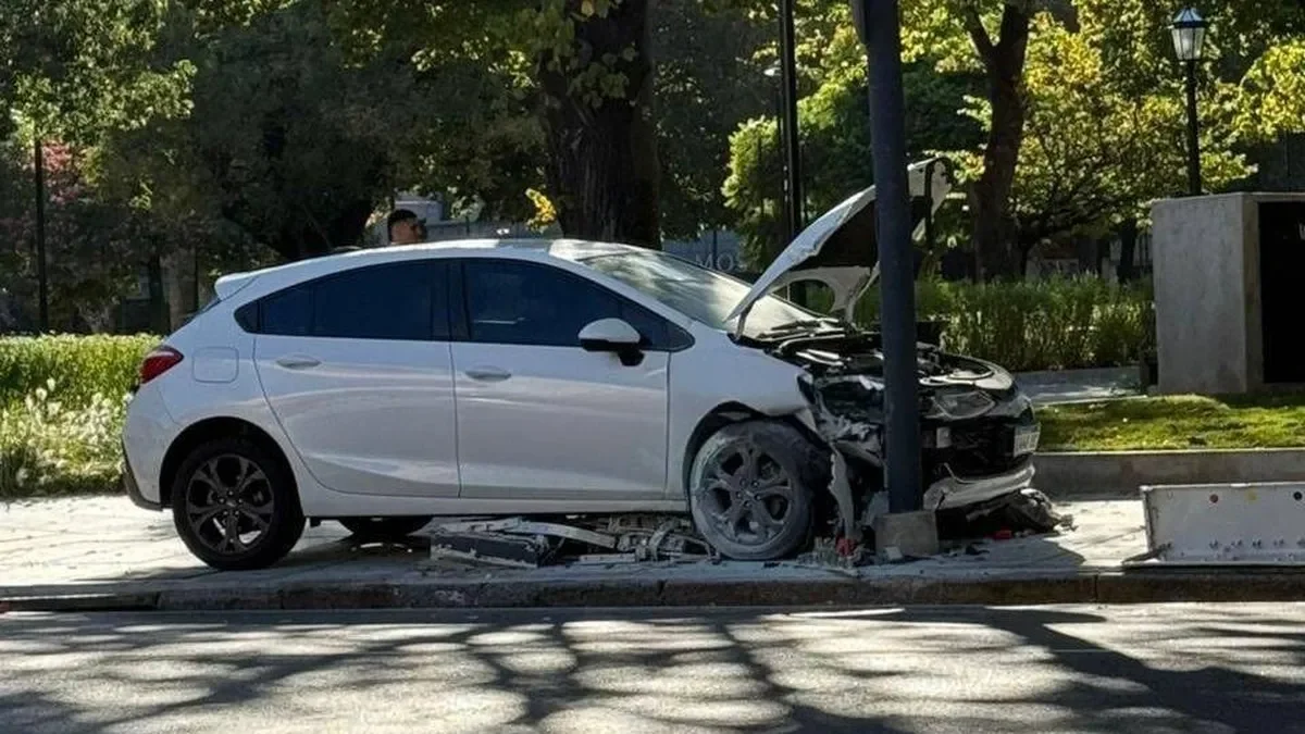 Plaza Italia se convierte en escenario de un choque tras pérdida de control de un conductor