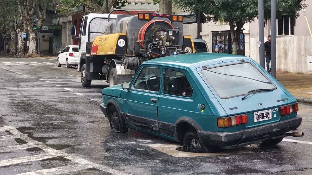 Plaza Italia sin acceso: auto encajado genera caos en el tránsito de Ensenada