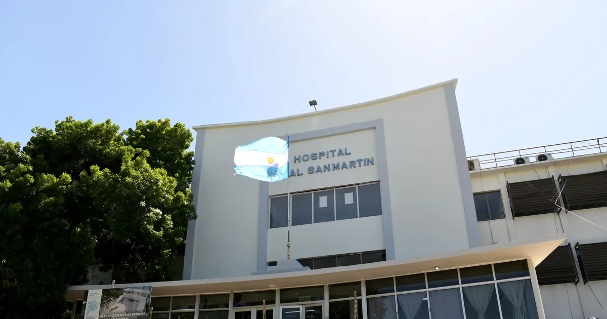 Policía de La Plata rescata a un niño en peligro junto a un arroyo en Berisso