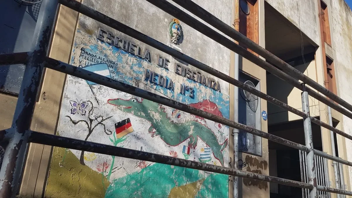 Preocupación en Los Hornos: padres exigen respuestas sobre asbesto en el colegio