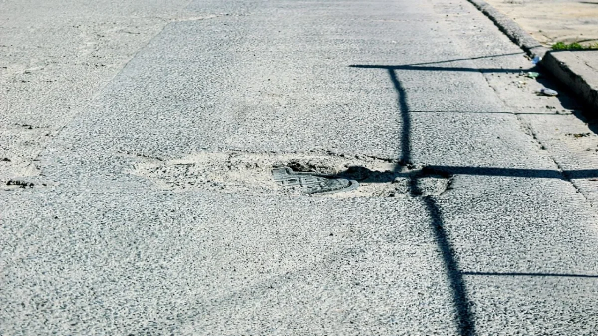 Problemas de seguridad en el barrio El Vigía por tapas de alcantarillado sin reparar