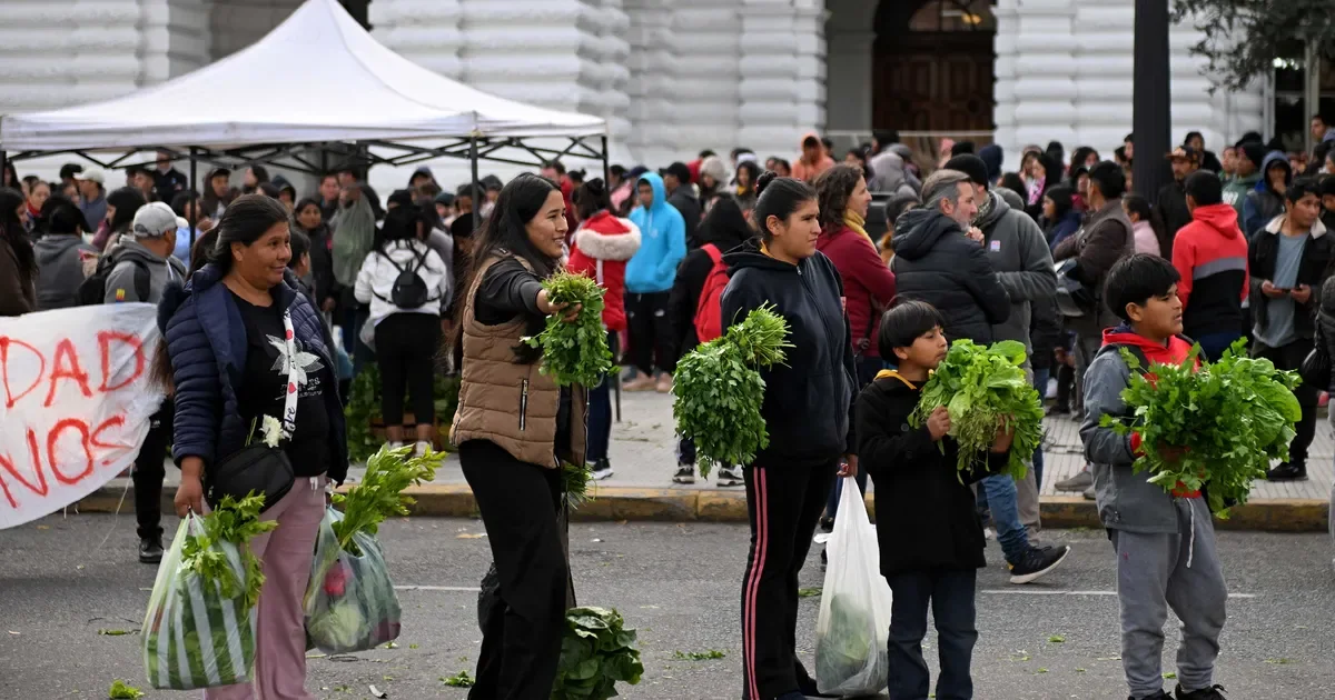 Productores de La Plata se manifiestan regalando verduras frente a la Legislatura