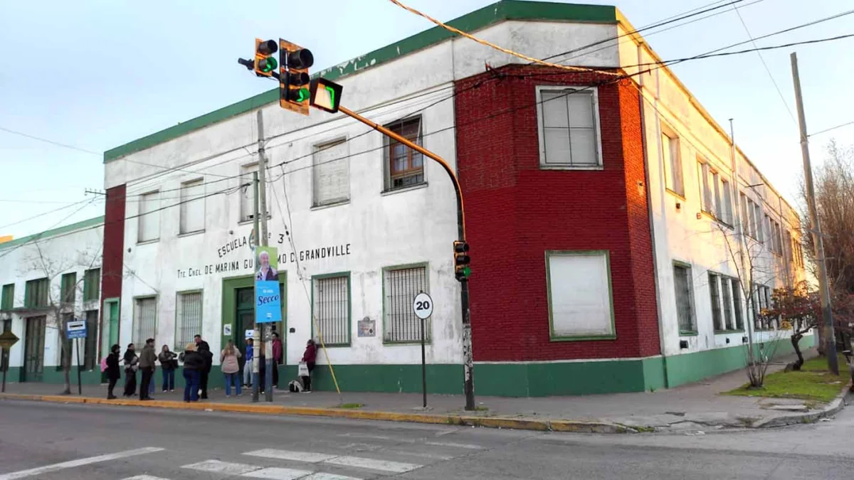 Prohíben por ley el uso de celulares en escuelas primarias