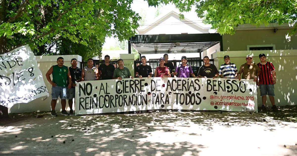 Protesta en Berisso: trabajadores de Acerías escrachan la casa de un propietario por sus reclamos laborales