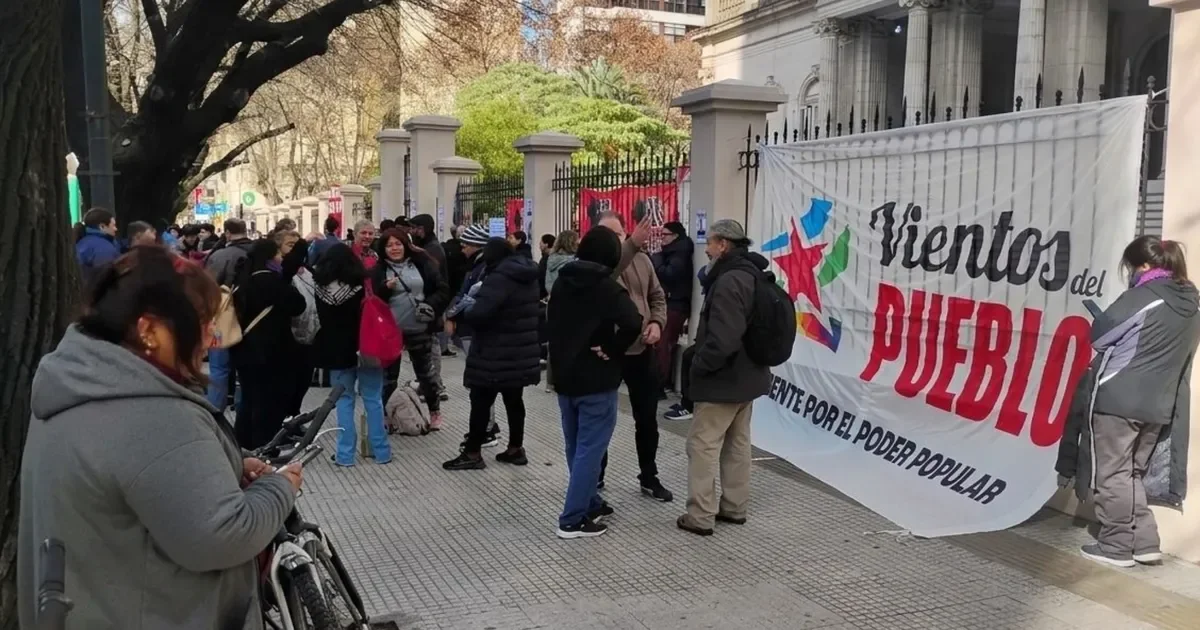 Protesta en la Municipalidad de La Plata genera tensión por la libertad de detenidos