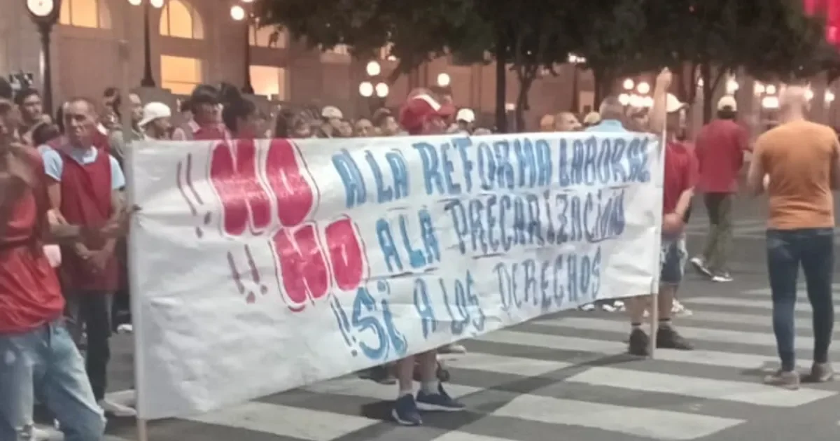 Protesta en La Plata interrumpe el tráfico en 7 y 50, complicando el desplazamiento de vecinos