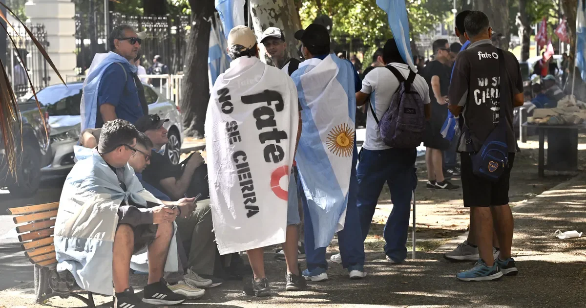 Protesta en La Plata: trabajadores de Fate exigen soluciones ante cierre de la fábrica histórica
