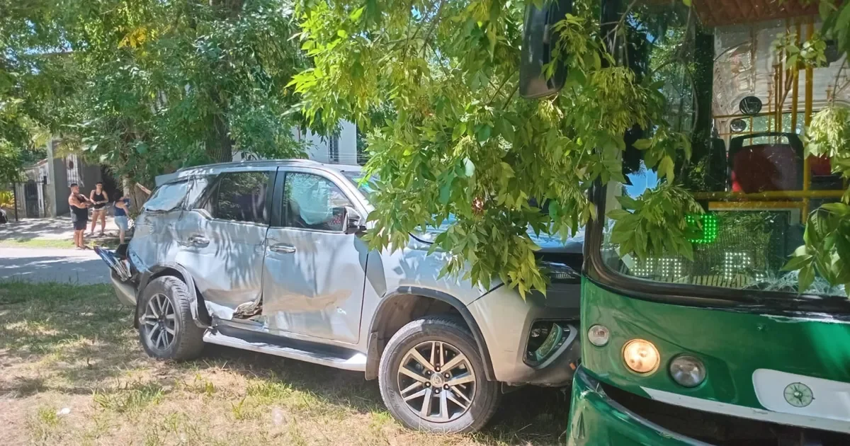 Punta Lara se encuentra en alerta tras accidente entre camioneta y micro que deja cuatro heridos