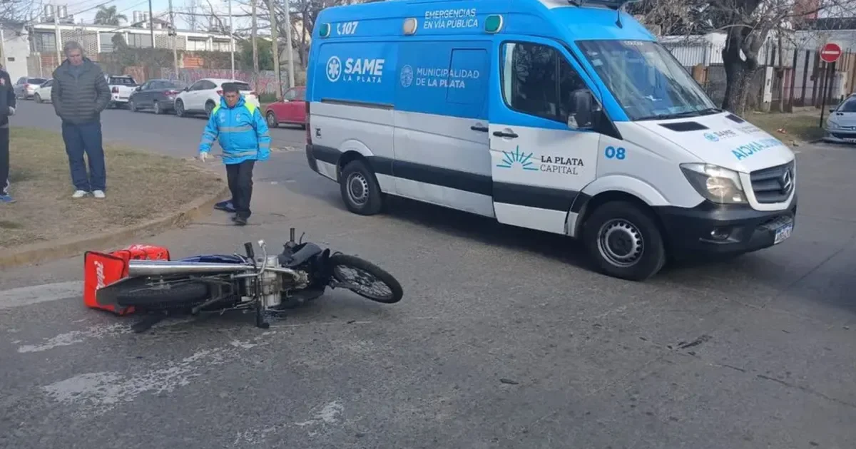 Repartidor de La Plata hospitalizado tras brutal accidente con camioneta en plena zona urbana