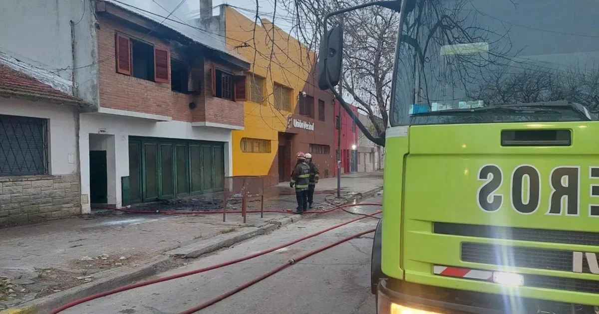 Rescatan a un hombre y su perro de un incendio en una vivienda de La Plata