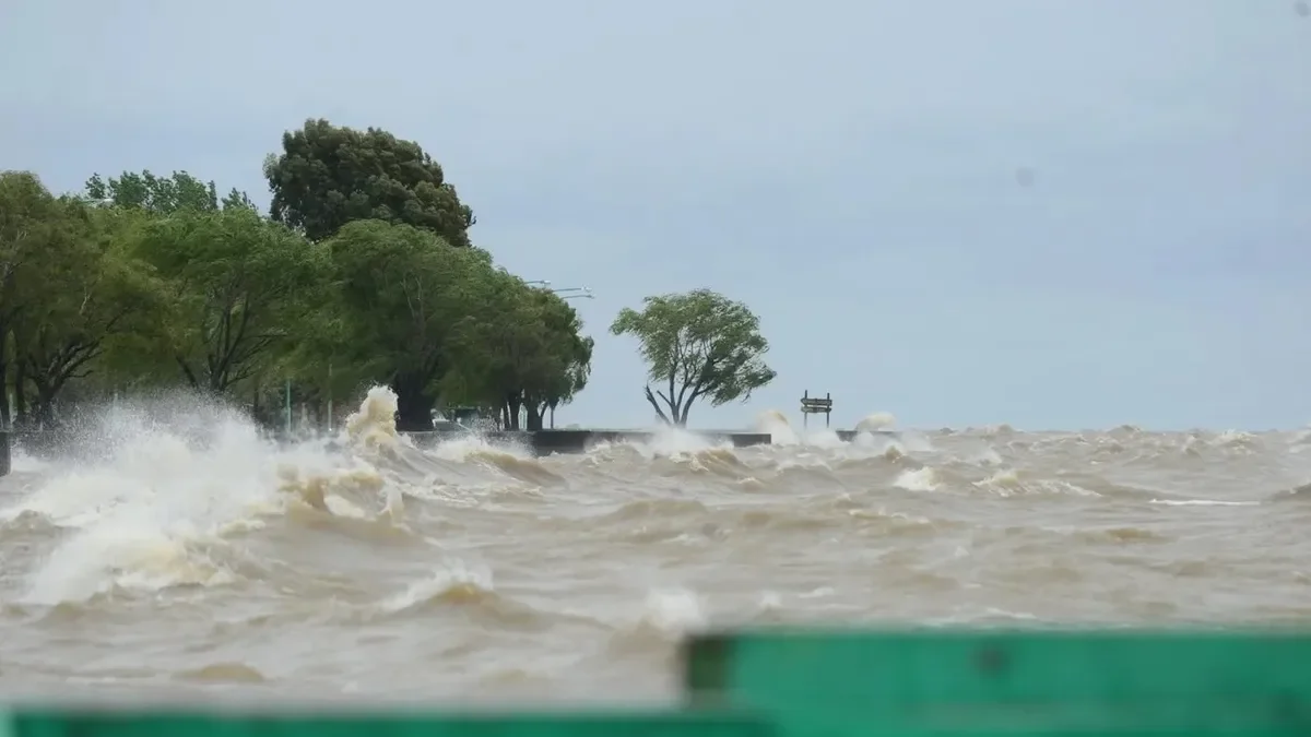 Riesgo para embarcaciones en las costas del Río de La Plata por crecida y vientos fuertes