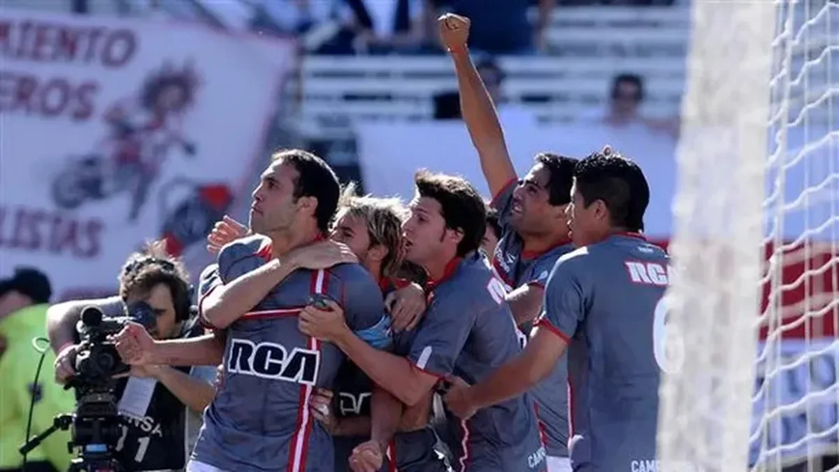 River se impone en un emocionante partido en La Plata, recordando a Sabella.