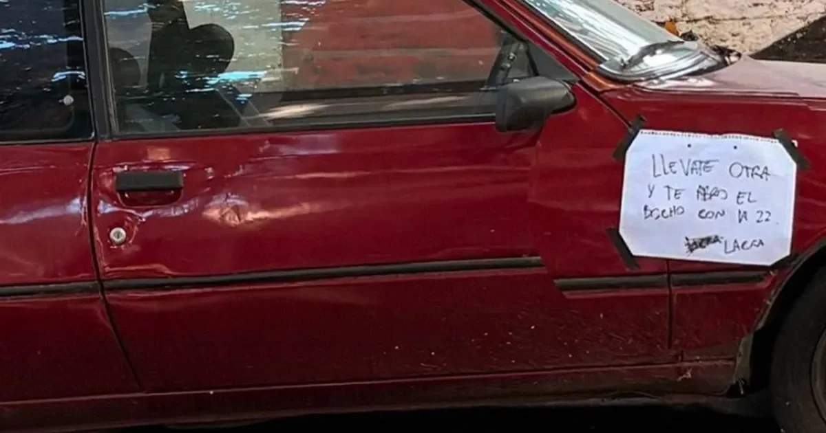 Roban ruedas de auto en La Plata: dueño deja mensaje de advertencia para los ladrones