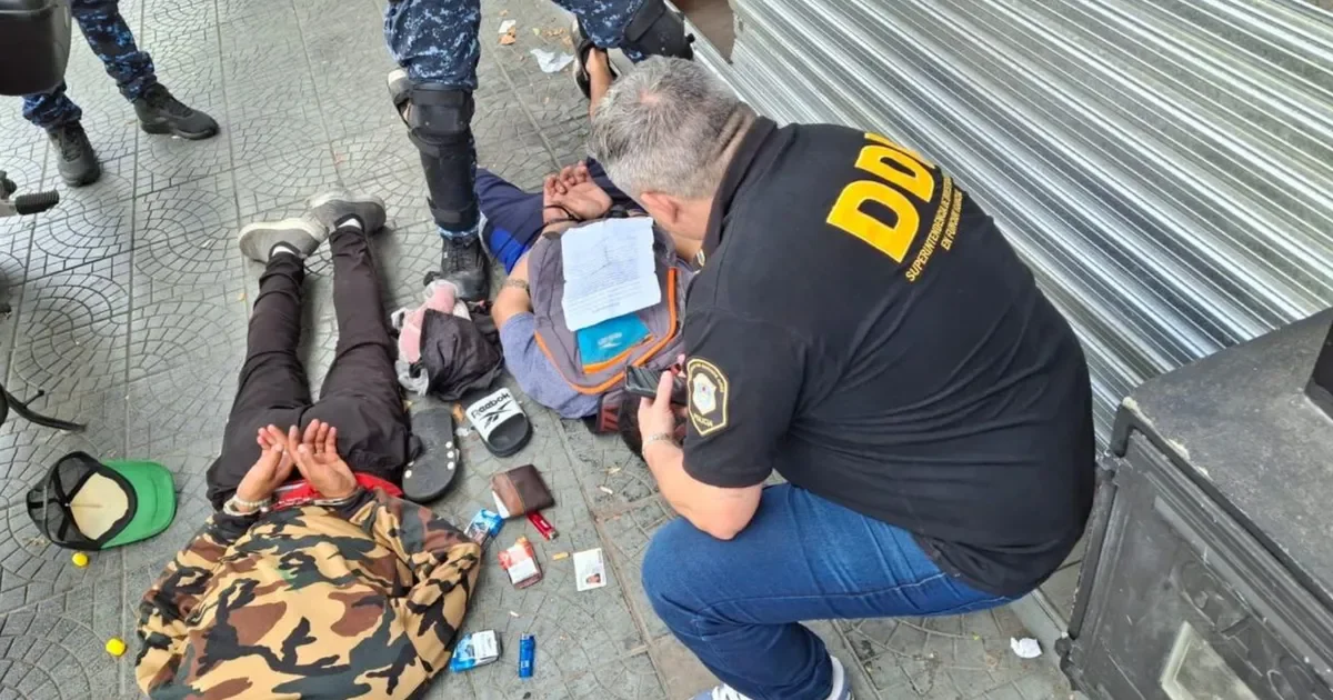 Robo en hamburguesería de La Plata genera alarma y persecución a pocos metros de la estación